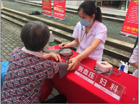 红房子医务人员为居民测量血压